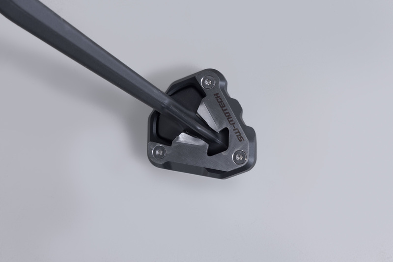 NAKŁADKA NÓŻKI BOCZNEJ SW-MOTECH KTM 1390 SUPER ADVENTURE S / EVO (24-) BLACK SILVER