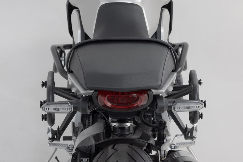 ZESTAW KUFRÓW BOCZNYCH URBAN ABS I STELAŻY SW-MOTECH HONDA CB1000R (21-) BLACK 2X16,5L