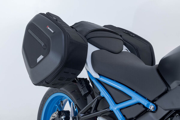 ZESTAW SAKW PRO BLAZE H I STELAŻY SW-MOTECH SUZUKI GSX-8S (22-) BLACK