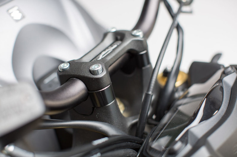 ZESTAW PODWYŻSZAJĄCY KIEROWNICĘ SW-MOTECH 20MM SUZUKI GSX-S 1000 / F (15-)