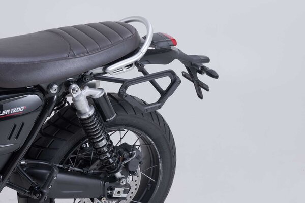 STELAŻ BOCZNY V-LOC LEWY SW-MOTECH SIDE CARRIER TRIUMPH SCRAMBLER 1200 XC/XE (18-), X/XE (23-)