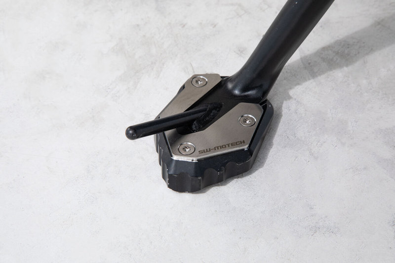 NAKŁADKA NÓŻKI BOCZNEJ SW-MOTECH YAMAHA TRACER 9 (20-) BLACK/SILVER