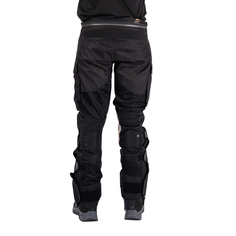 SPODNIE MOTOCYKLOWE TEKSTYLNE LEATT ADV FLOWTOUR 5.5 STEALTH BLACK GREY