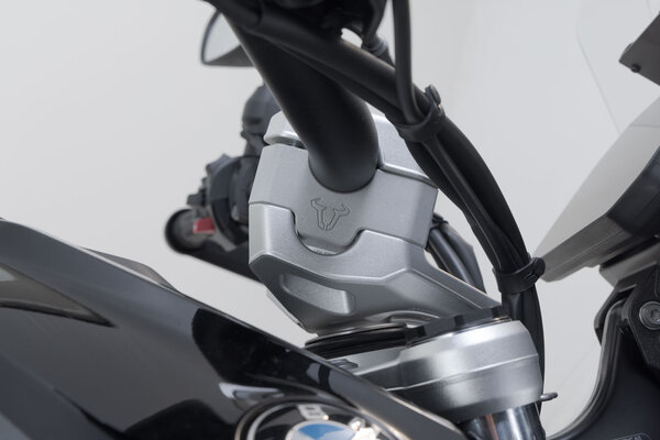 ZESTAW PODWYŻSZAJĄCY KIEROWNICĘ SW-MOTECH 30MM BMW R 1300 GS (23-) SILVER