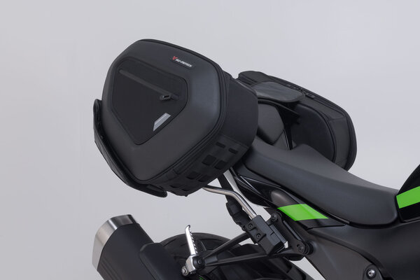 ZESTAW SAKW PRO BLAZE H I STELAŻY SW-MOTECH KAWASAKI ZX-6R (23-), ZX-4RR (23-) BLACK