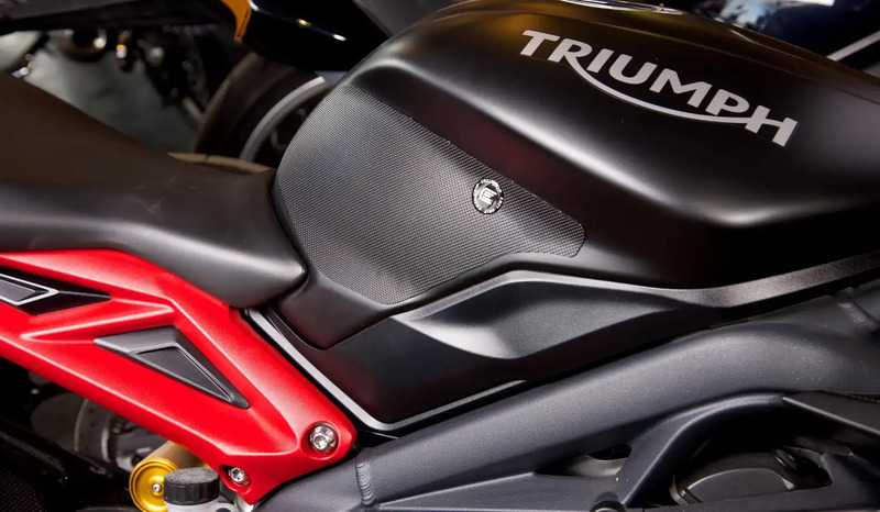 NAKLEJKA NA BAK TANKPAD ANTYPOŚLIZGOWY RG RACING EAZI-GRIP TRI DAYTONA 675/675 765 STR. TRIPLE 13-22