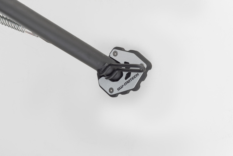 NAKŁADKA NÓŻKI BOCZNEJ SW-MOTECH BLACK/TRIUMPH TRIDENT 660 (24-) BLACK SILVER