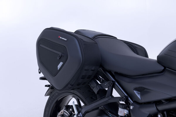 ZESTAW SAKW PRO BLAZE H I STELAŻY SW-MOTECH TRIUMPH TRIDENT 660 / DAYTONA 660 BLACK