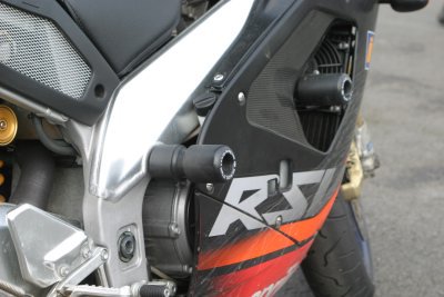 CRASHPADY CLASSIC RG RACING APRILIA RSV MILLE/RSVR 98- 03/TUONO REAR ENGINE MOUNT BLACK