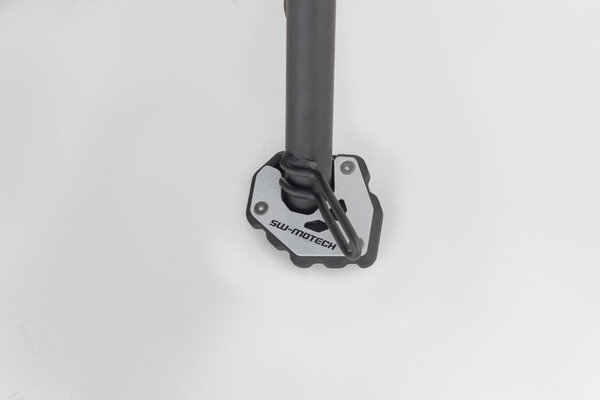NAKŁADKA NÓŻKI BOCZNEJ SW-MOTECH BLACK/TRIUMPH TRIDENT 660 (24-) BLACK SILVER