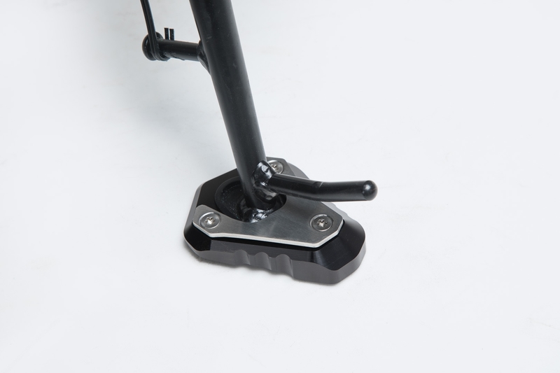 NAKŁADKA NÓŻKI BOCZNEJ SW-MOTECH KAWASAKI Z650/Z650RS/NINJA 650 BLACK SILVER