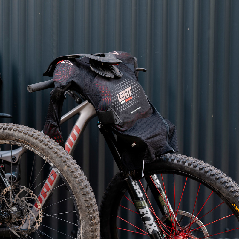 KOSZULKA Z OCHRANIACZAMI LEATT 3DF AIRFIT EVO BLACK (160-172CM)
