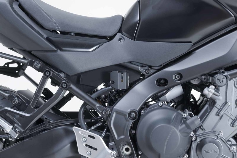 OSŁONA ZBIORNIKA PŁYNU HAMULCOWEGO SW-MOTECH YAMAHA TRACER 9 GT GT+ (24-) BLACK