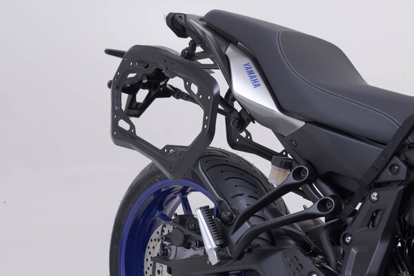 ZESTAW KUFRÓW BOCZNYCH TRAX ADV I STELAŻY SW-MOTECH YAMAHA MT-07 TRACER (16-) SILVER 45/45 L