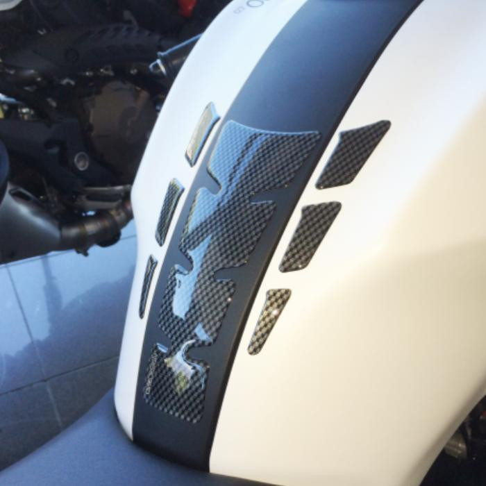 ONEDESIGN Tankpad SLIM 696 monster total carbon look
