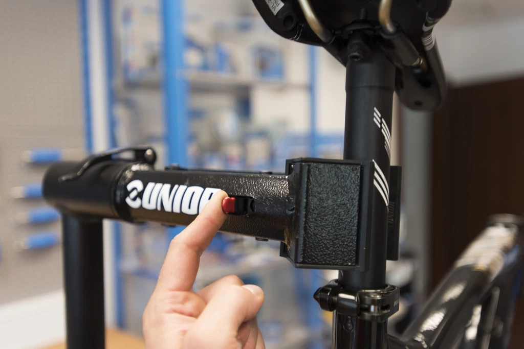 UNIOR Profesjonalny uchwyt do podnośnika Remco Bike Lift Pro Shop Clamp (1693.1Q 627095)