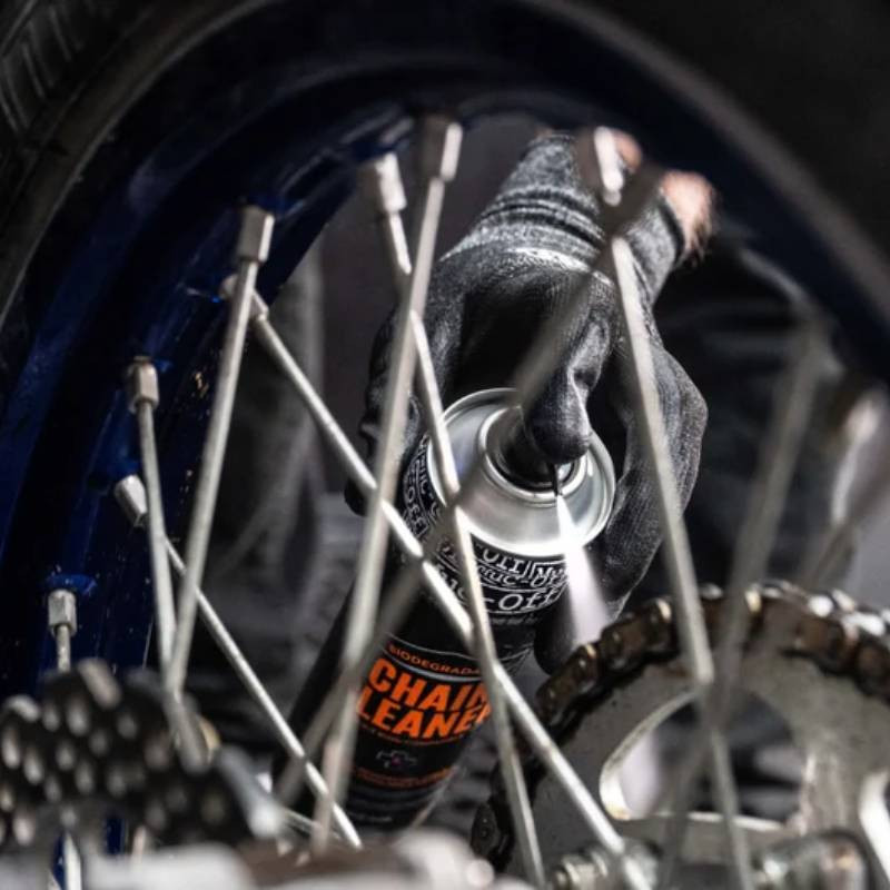 Zestaw do czyszczenia i smarowania łańcucha motocyklowego OFF-ROAD CHAIN CARE KIT - 2x spray + szczotka MUC-OFF