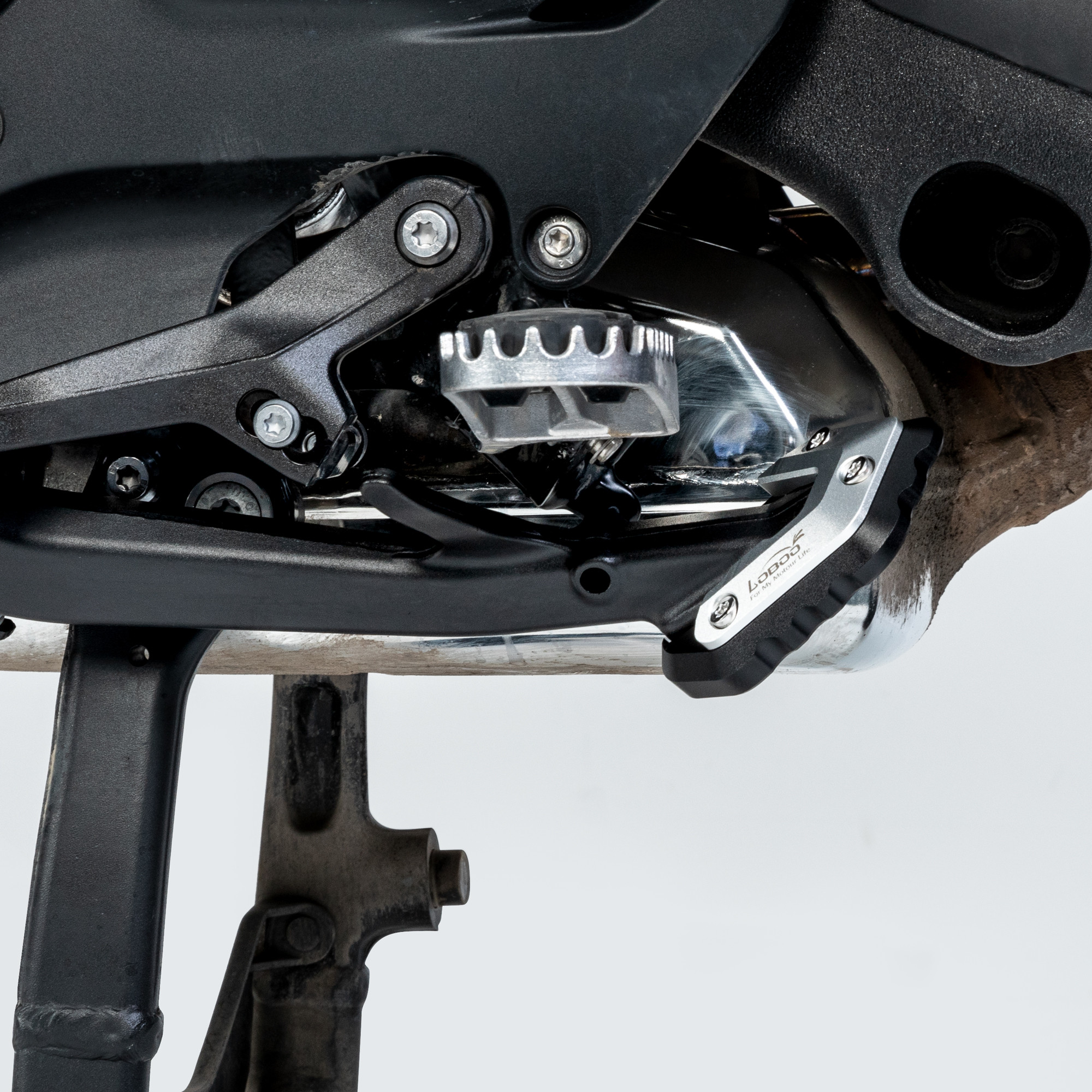 LOBOO Nakładka poszerzajaca na stopkę boczną do BMW R1300GS ADVENTURE (2024-)