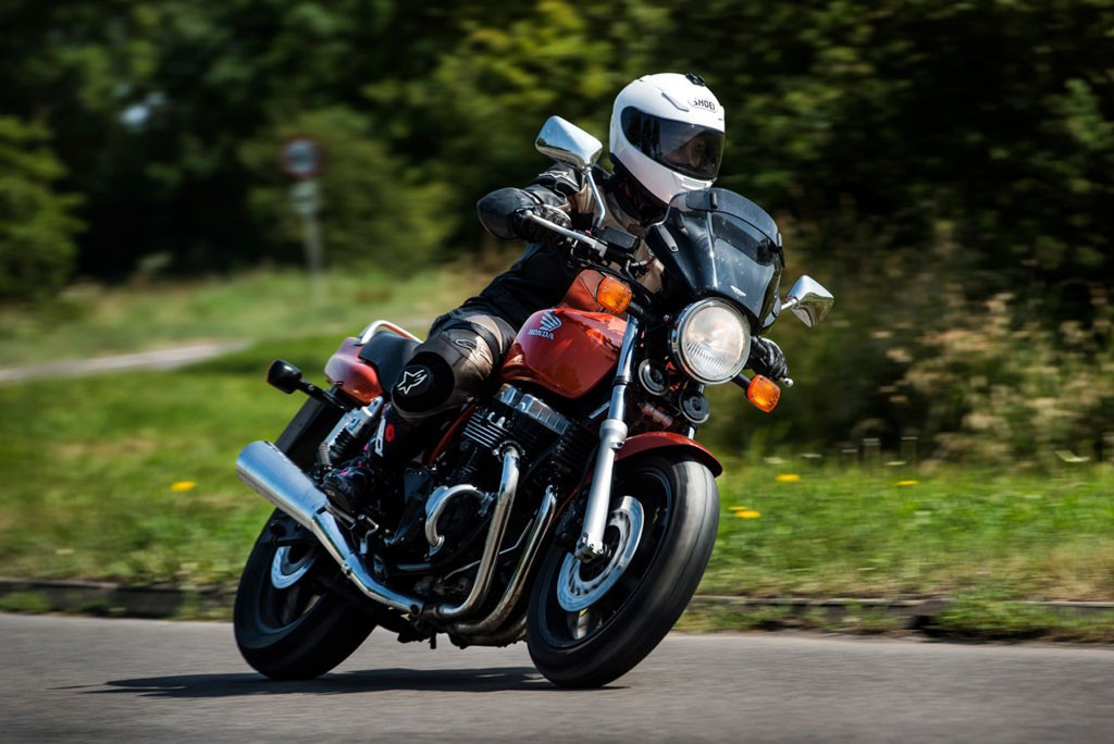 Uniwersalna szyba do motocykli bez owiewek MRA, forma VTNB, przyciemniana