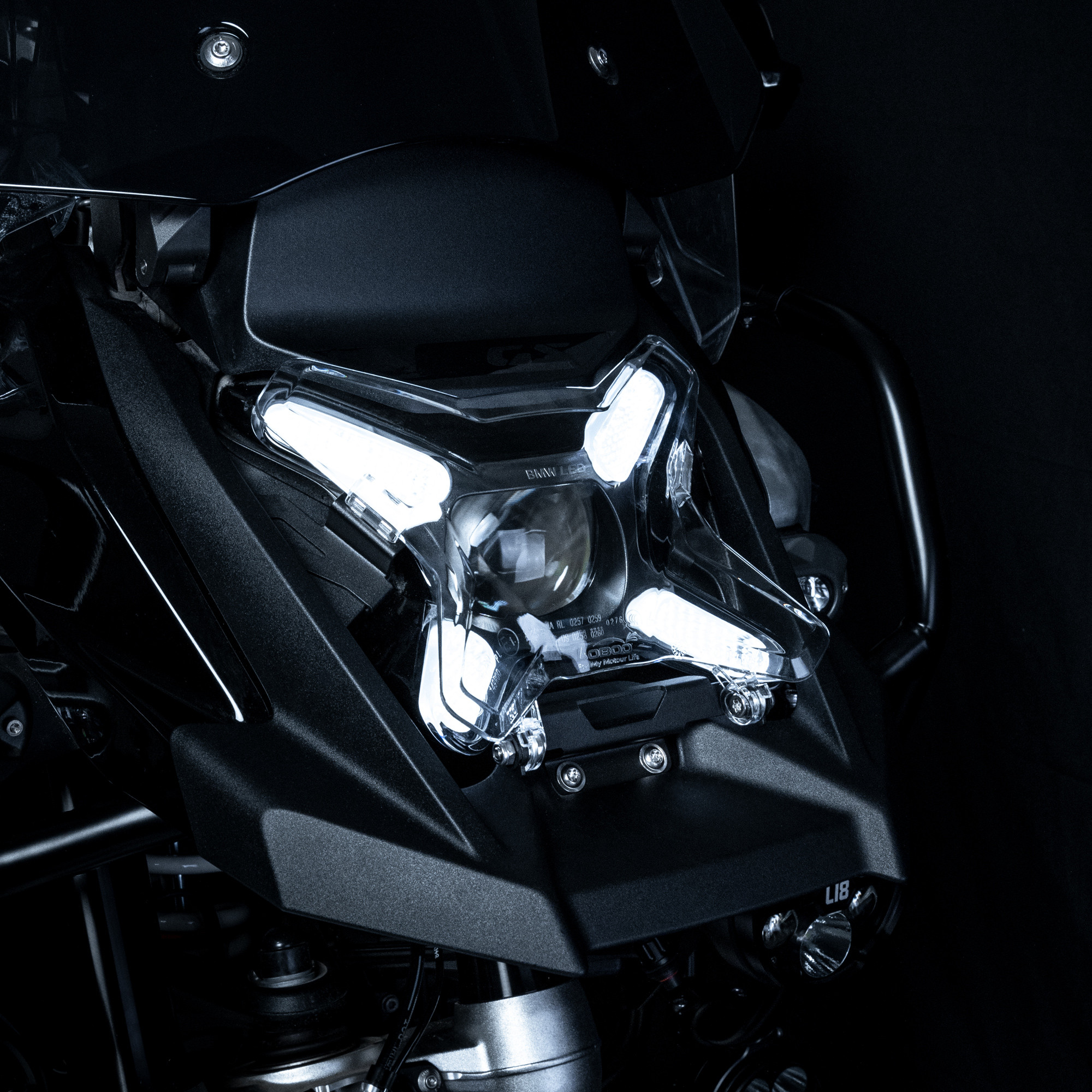 LOBOO Osłona przedniego reflektora do BMW R1300GS ADVENTURE (2024-), chrom