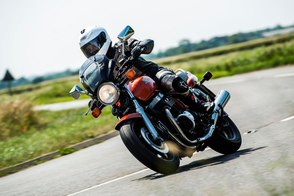 Uniwersalna szyba do motocykli bez owiewek MRA, forma VTNB, przyciemniana