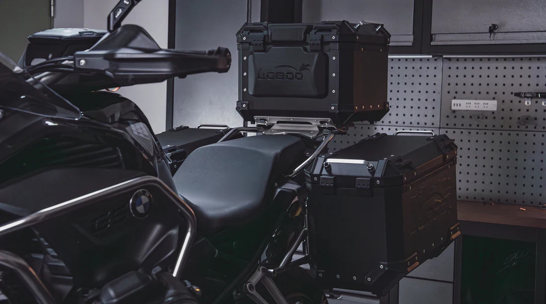 LOBOO PIKE Kufer centralny srebrny 36L, aluminium, 2 zamki, wodoodporne, wewnętrzna siatka/paski mocujące bagaż