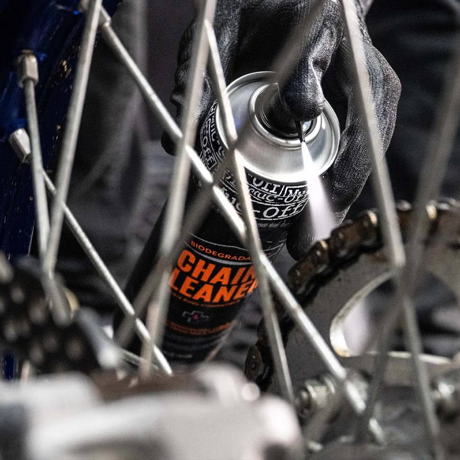 Zestaw do czyszczenia i smarowania łańcucha motocyklowego CHAIN CARE KIT 2x spray + szczotka MUC-OFF