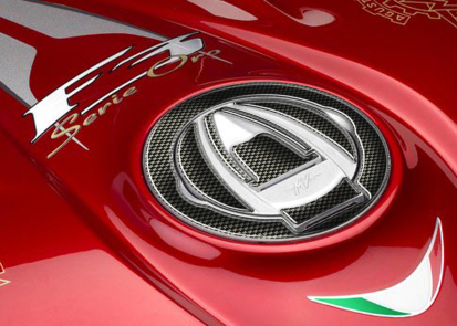 ONEDESIGN Print Tankcap Carbon MV AGUSTA dla niektórych modeli od '10 / Wymiary: 105 x 105 mm- Naklejka na wlew paliwa