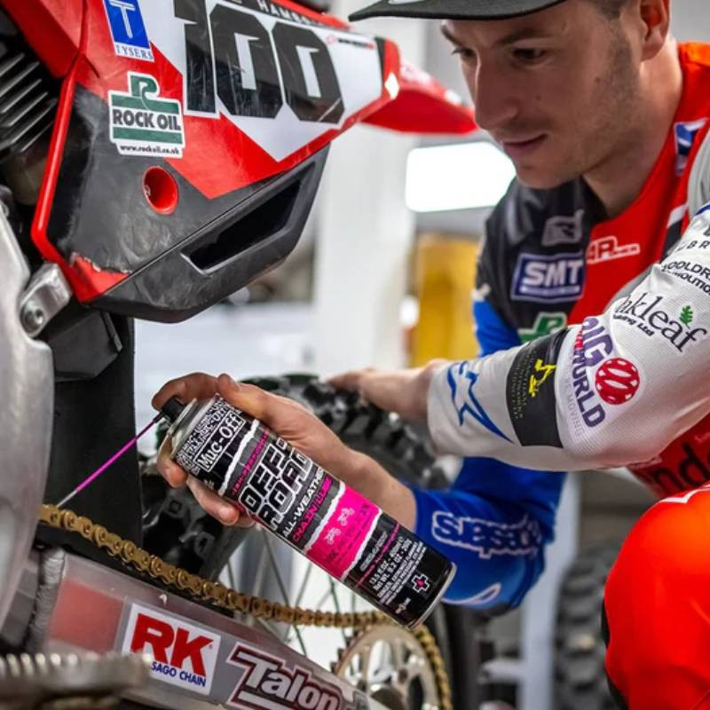 Smar do łańcucha OFFROAD na zmienne warunki pogodowe, baza ceramiczna SPRAY - 400ml MUC-OFF