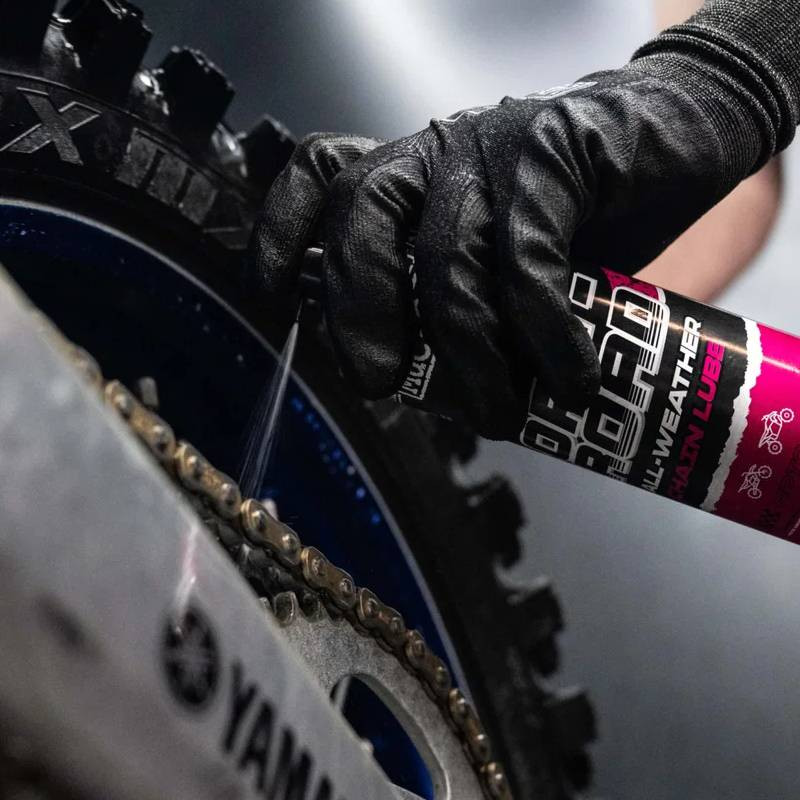 Zestaw do czyszczenia i smarowania łańcucha motocyklowego OFF-ROAD CHAIN CARE KIT - 2x spray + szczotka MUC-OFF