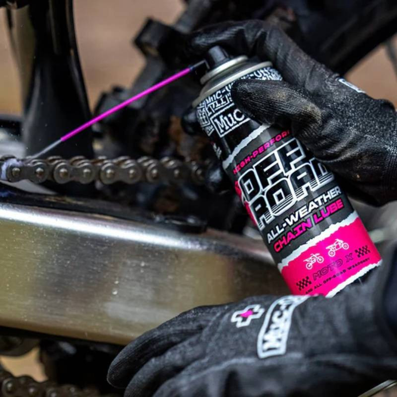 Smar do łańcucha OFFROAD na zmienne warunki pogodowe, baza ceramiczna SPRAY - 400ml MUC-OFF