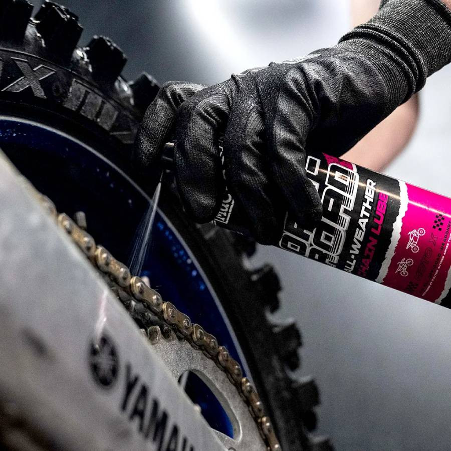 Zestaw do czyszczenia i smarowania łańcucha motocyklowego CHAIN CARE KIT 2x spray + szczotka MUC-OFF